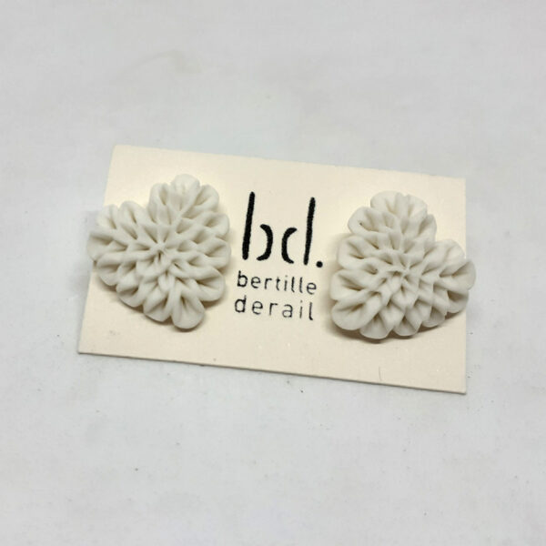 alchimies-lyon-click-and-collect-cadeaux-noel-artisanat-createurs-boutique-bijoux-bouclesoreilles-porcelaine-bertille-derail