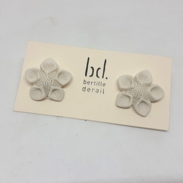 alchimies-lyon-click-and-collect-cadeaux-noel-artisanat-createurs-boutique-bijoux-bouclesoreilles-porcelaine-bertille-derail