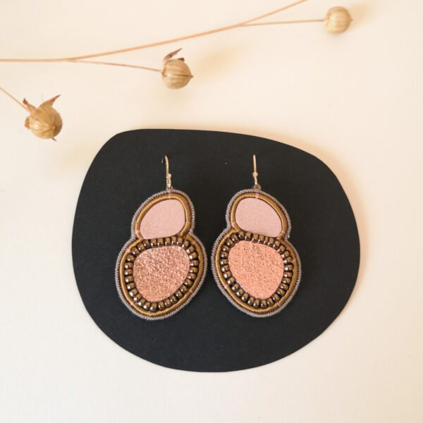 alchimies-lyon-click-and-collect-cadeaux-noel-artisanat-createurs-boutique-boucles-oreilles-creoles-barrettes-pinces-cheveux-cuir-broderie-art-capsule-doree