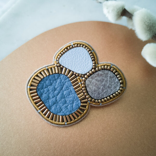 alchimies-lyon-click-and-collect-cadeaux-noel-artisanat-createurs-boutique-boucles-oreilles-creoles-barrettes-pinces-cheveux-cuir-broderie-art-capsule-doree
